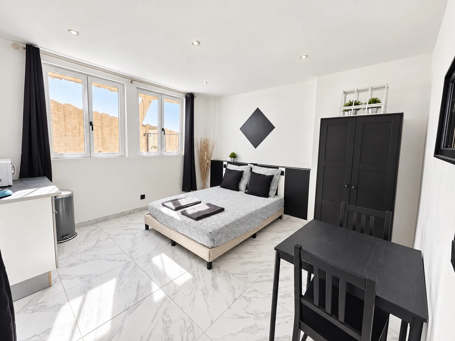 Black & White studio in Menton – photo 4