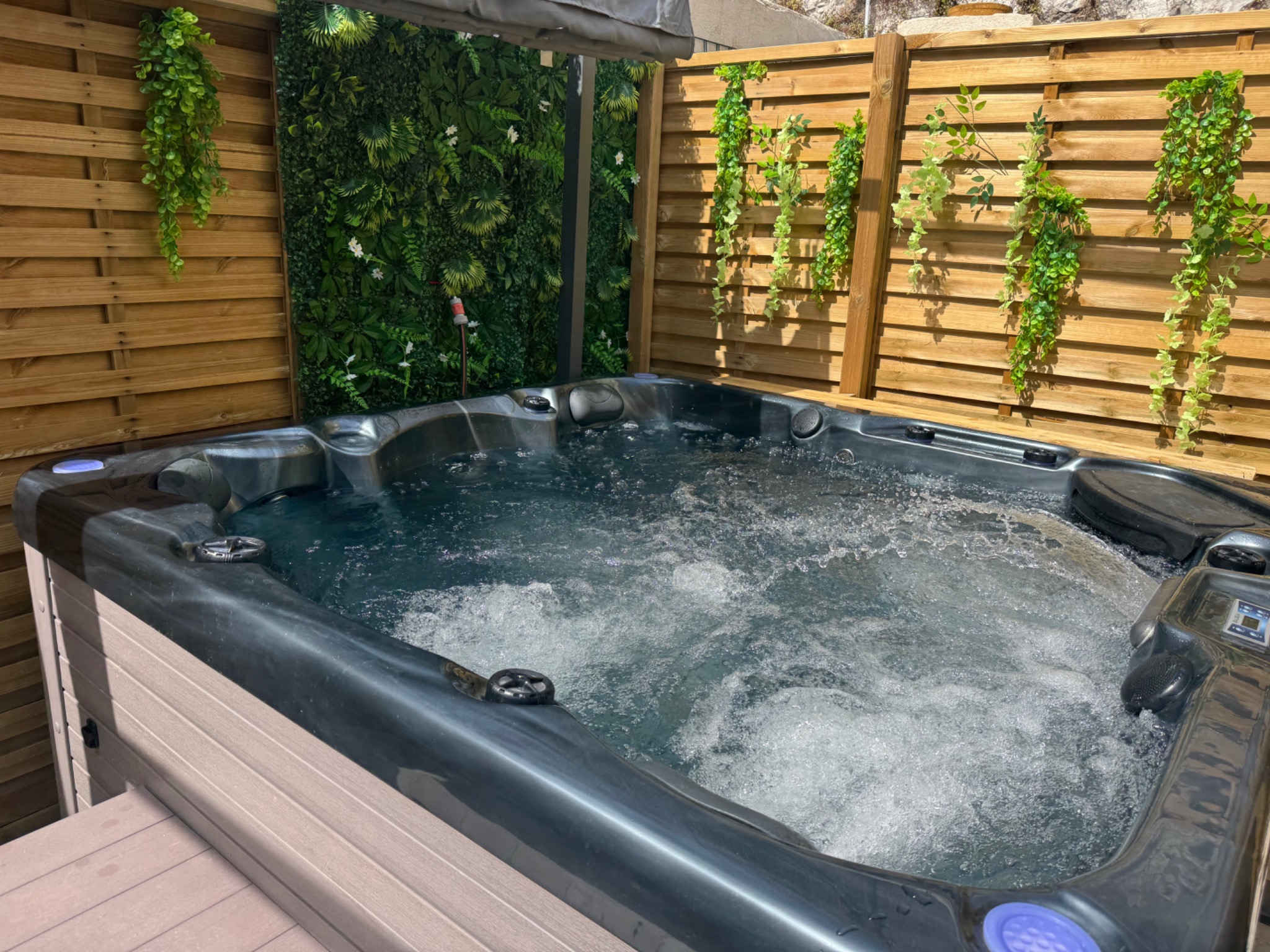 Private jacuzzi at La Maison de Julia in Menton